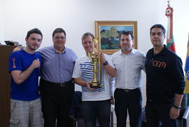 Visita dos representantes da equipe de futsal bicampeã dos Jogos Universitários Gaúchos (Jugs) no Gabinete do Reitor