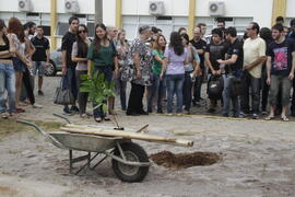 Plantio de árvore em homenagem à estudante