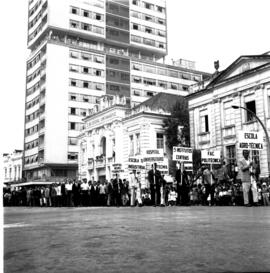 Desfile da USM no aniversário da Revolução Democrática
