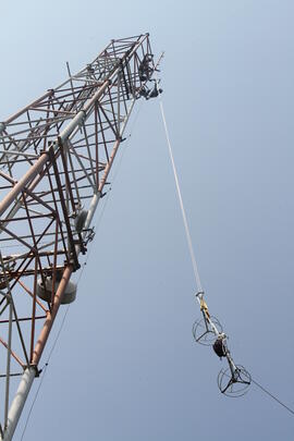 Instalação de antena de transmissão FM